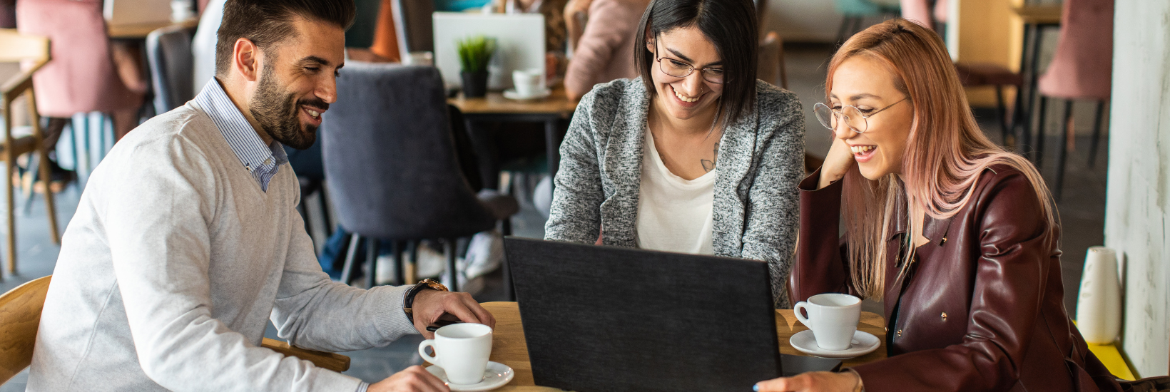 Employés en pleine collaboration sur un projets