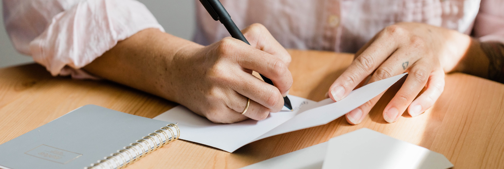 Gestionnaire écrivant une note de remerciement à la main
