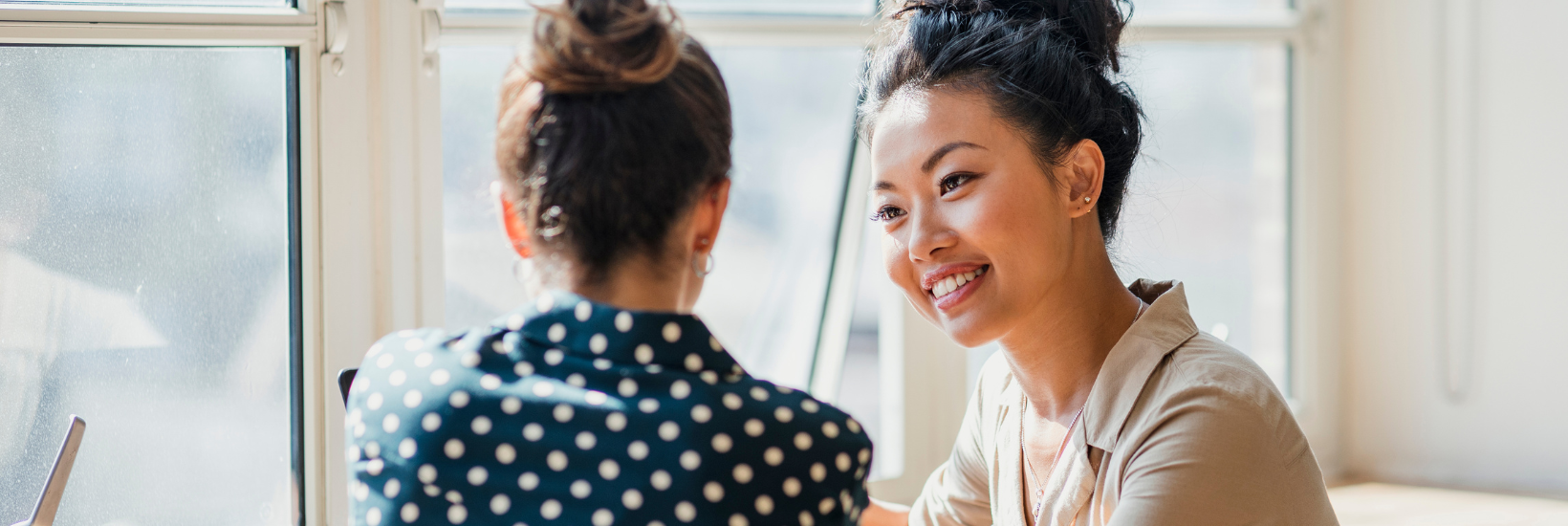 Une gestionnaire en discussion avec une employée