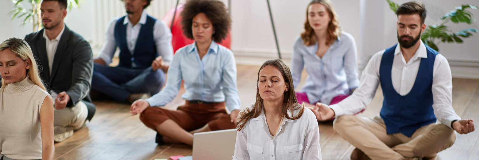 Employés entrain de méditer, pour une saison des Fêtes sans stresse