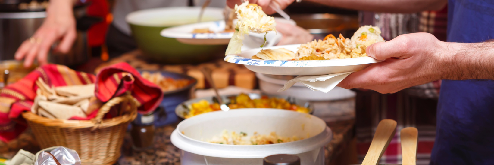 Employés rassemblés au tour d'un potluck lors du temps des Fêtes