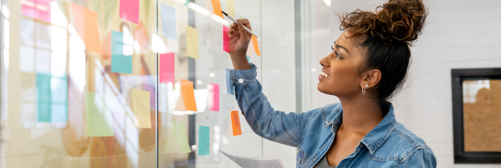 Une employée entrain de brainstormer sa prochaine idée créative