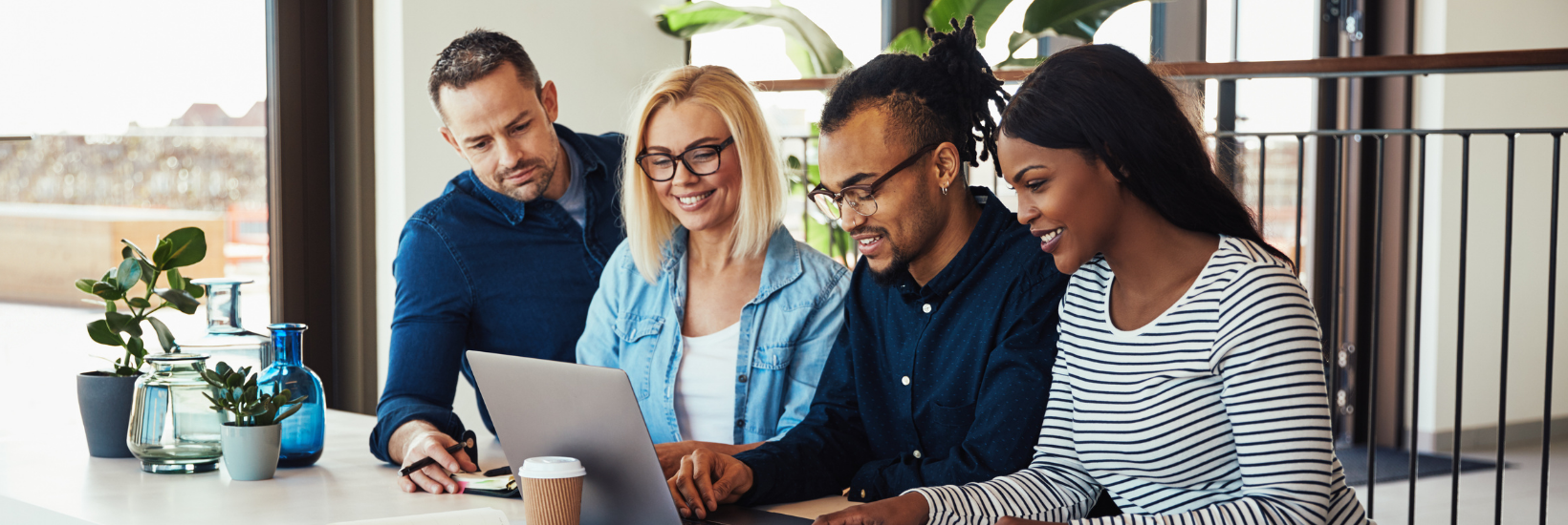 Employés de différentes générations et cultures entrain de choisir un cadeau