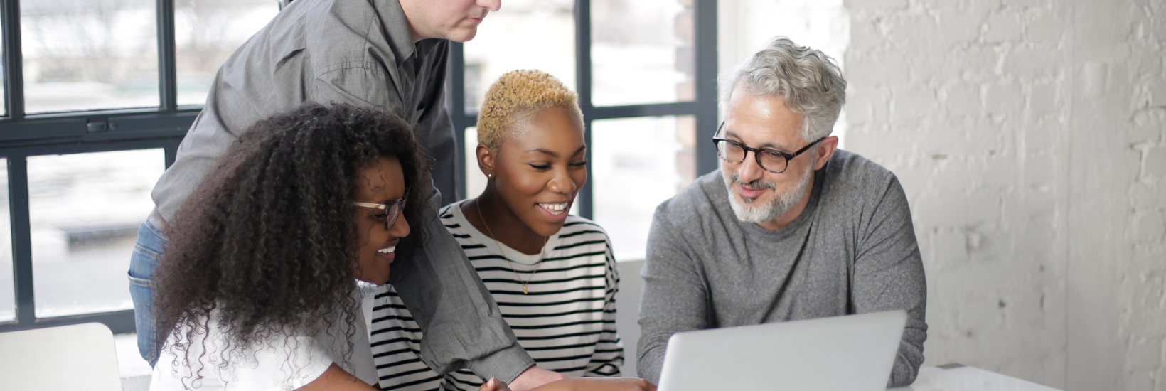 employés entrain de se choisir un cadeau