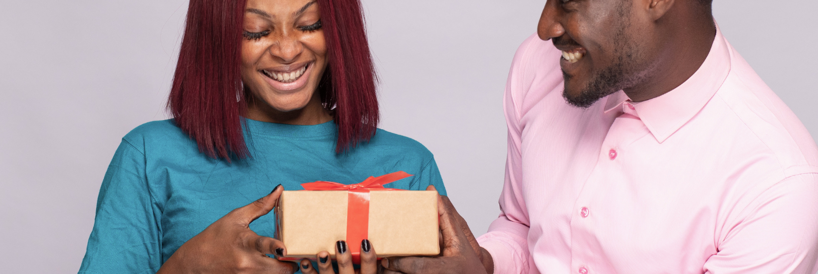 Employée recevant un cadeau moderne