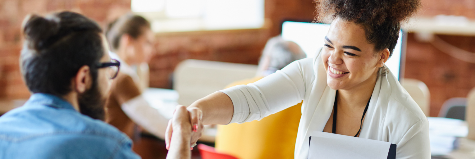 Reconnaissance entre pairs : comment les RH l'encouragent