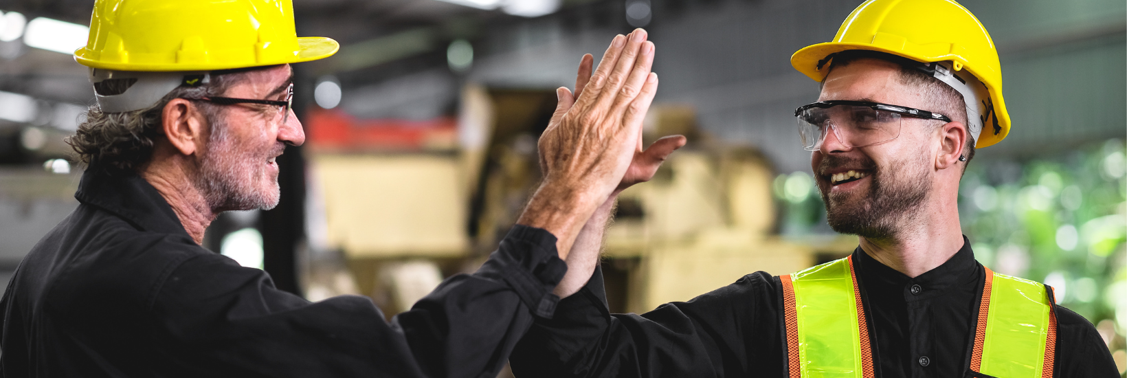 Gestionnaire en construction félicitant un employé