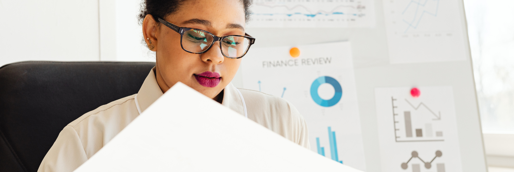HR Professionnal analyzing employee recognition practices in her retail organization