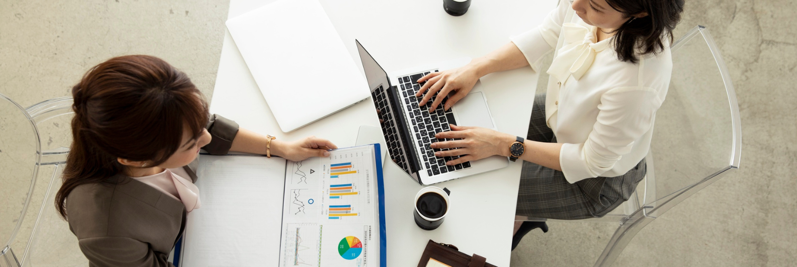 Équipe RH faisant un diagnostique de sa situation actuelle en reconnaissance employé