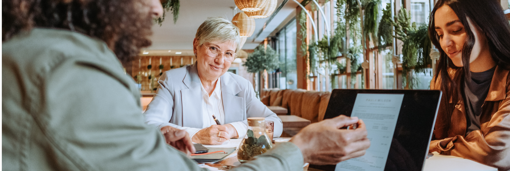 Équipe RH en train de concevoir un programme de reonnaissance pour leur employés dans le commerce de détail