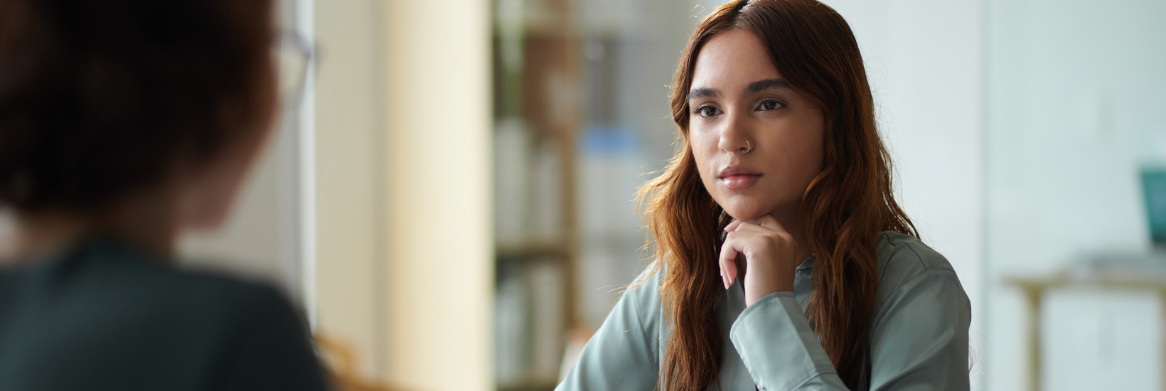 RH en entrevue avec une employée pour obtenir ses impressions du programme de reconnaissance employé