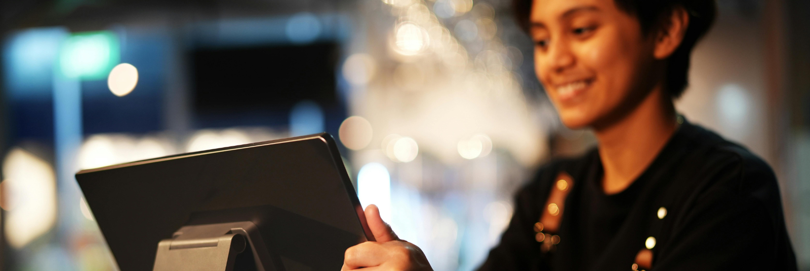 Employé d'un restaurant offrant une reconnaissance via une plateforme sociale