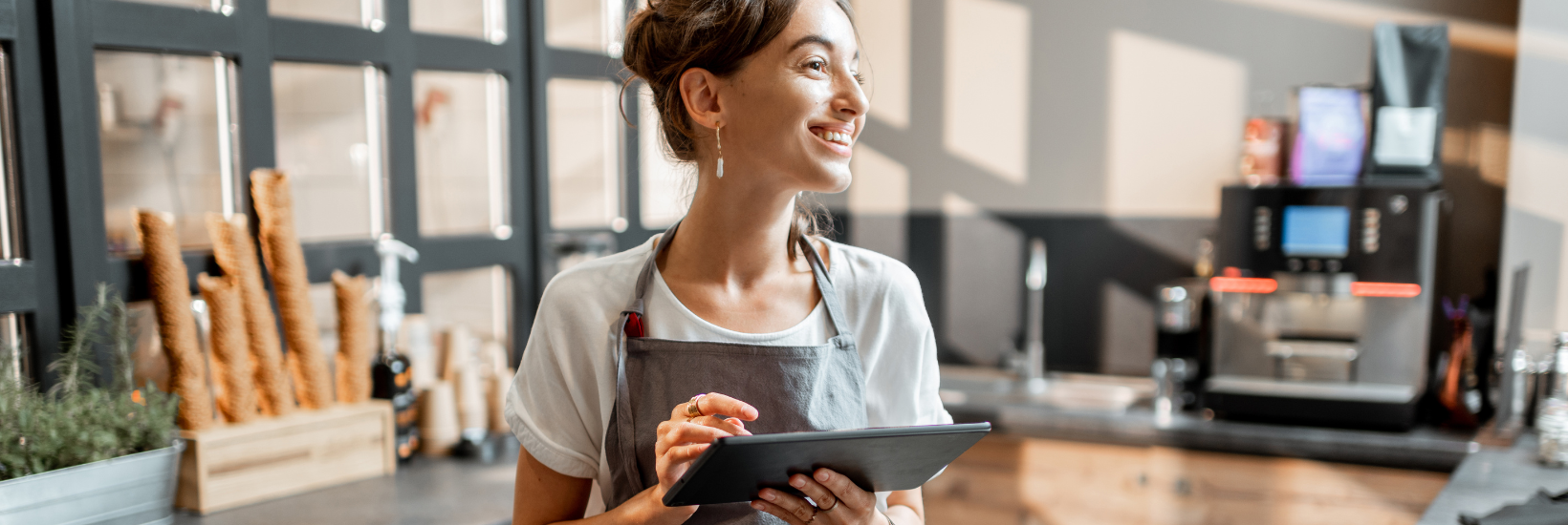 Employée dans une boulangerie particiapnt à son nouveau programme de reconnaissance