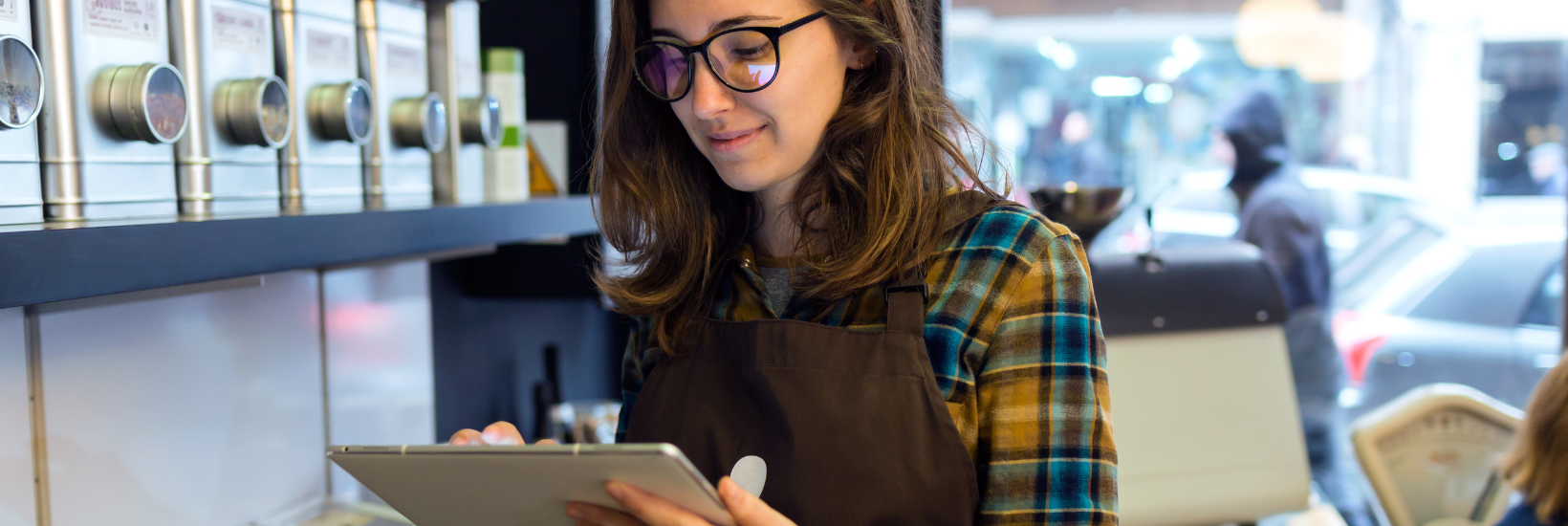 Employee working in a tea shop
