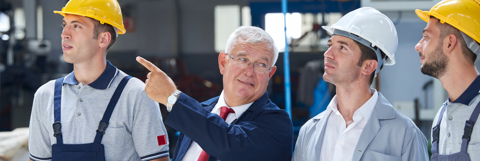 Manager recognizing employees on the floor of the manufacture