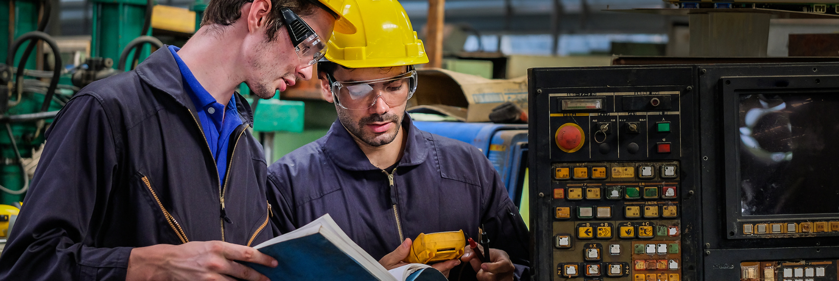 Employés travaillant dans une usine