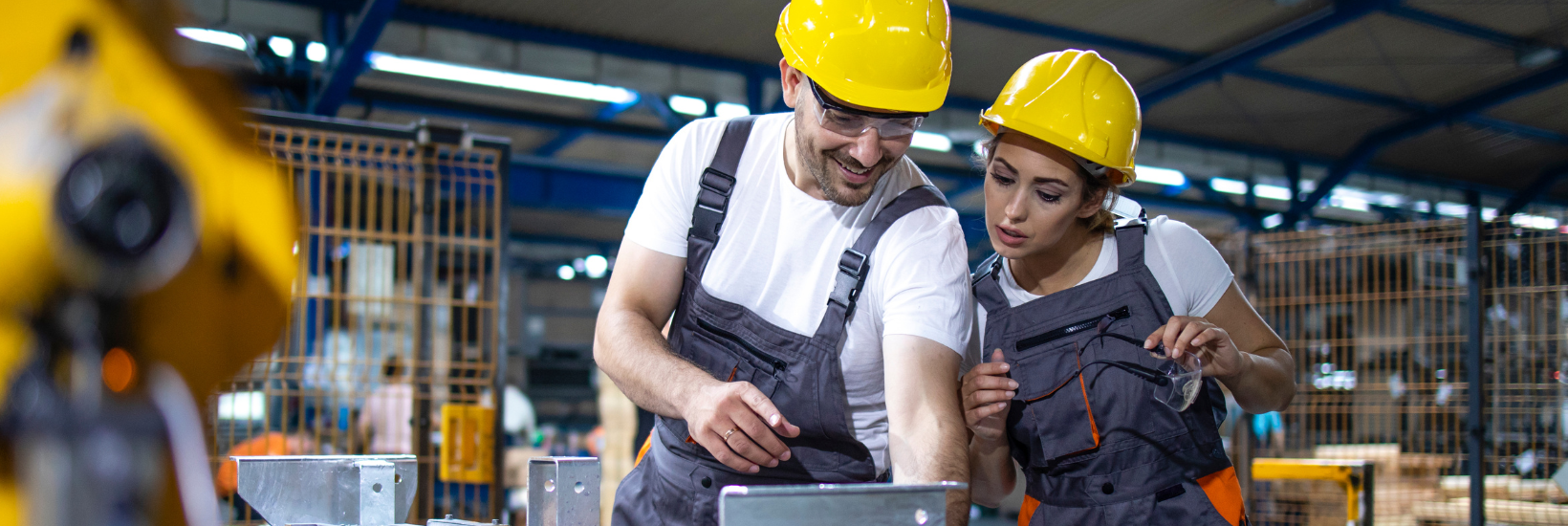 Equipe travaillant dans une usine