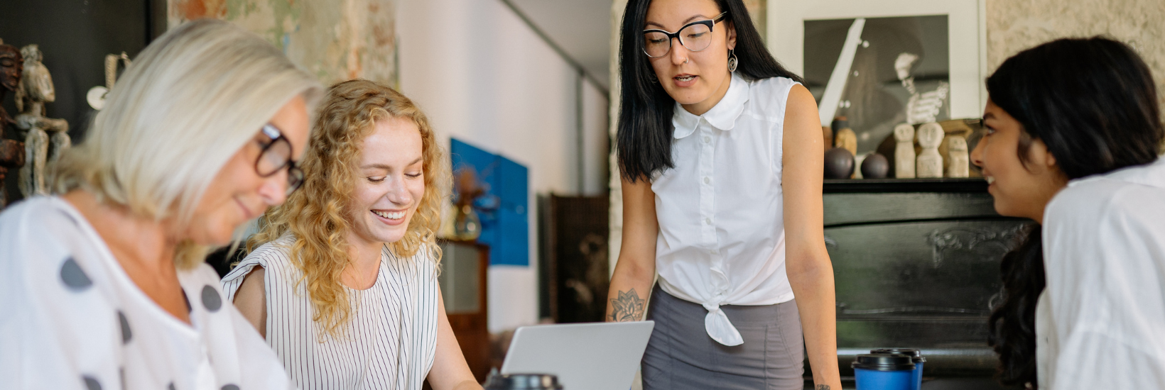 Équipe de femmes de toutes générations au travail