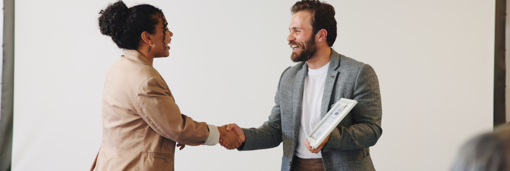Employé recevant une reconnaissance